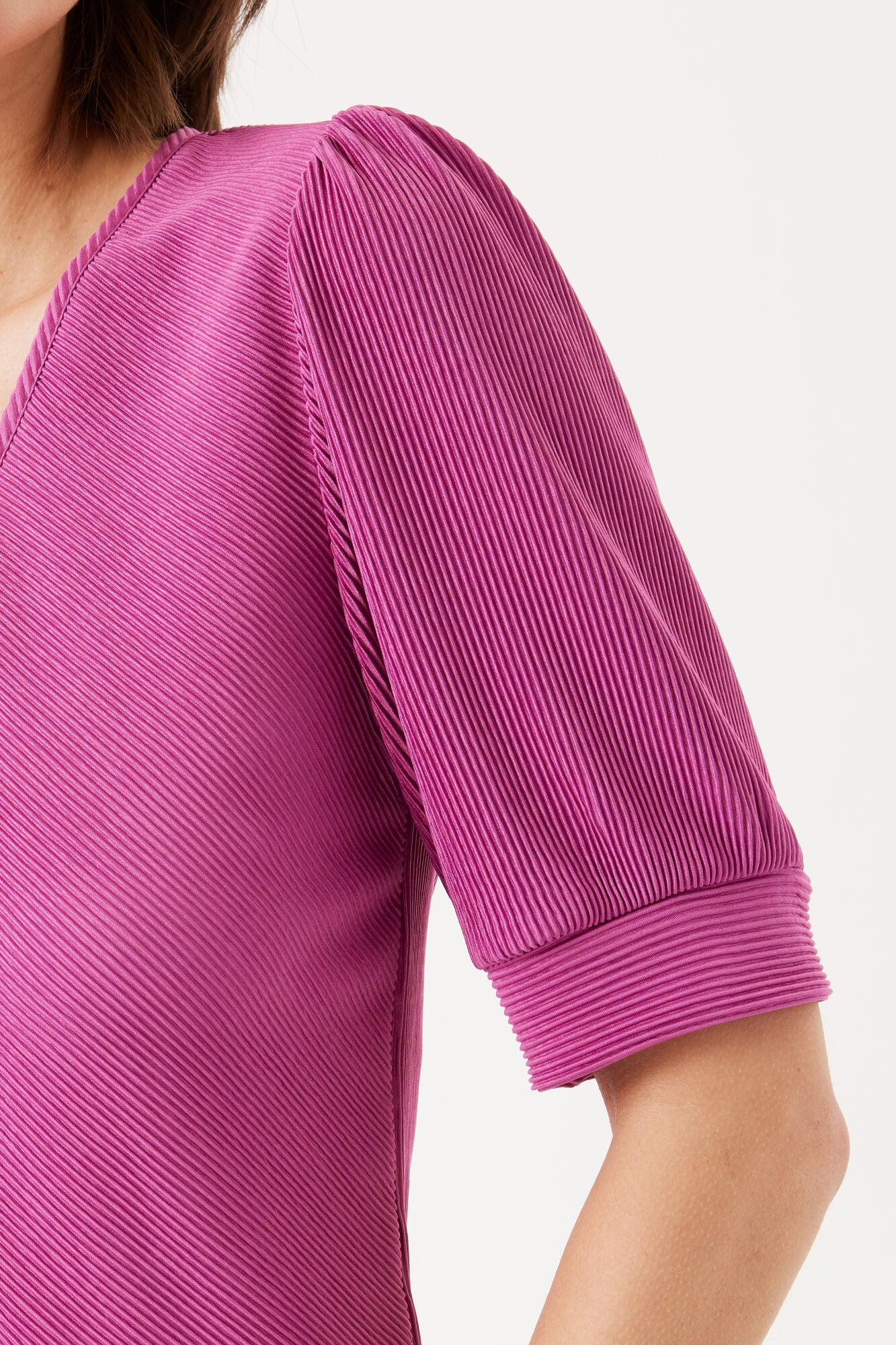 Garcia G30008 pink v-neck top with puff sleeves